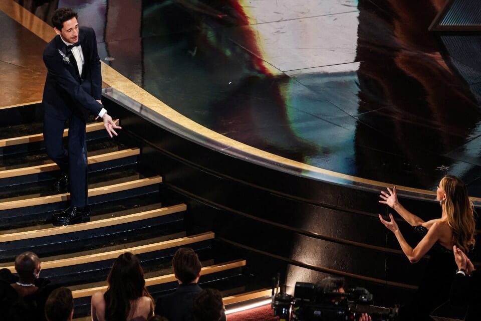 Moment Adrien Brody takes gum from mouth and throws it to his girlfriend before going up to accept Best Actor Oscar win